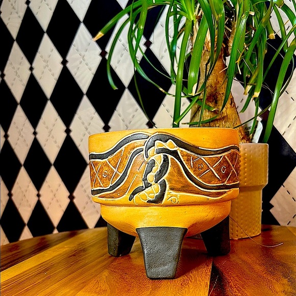 Vintage Tripod Pottery with Primitive Snake Motif - Never Used - Picture 8 of 11